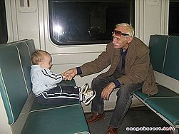 Ехать вечерней электричкой очень приятно